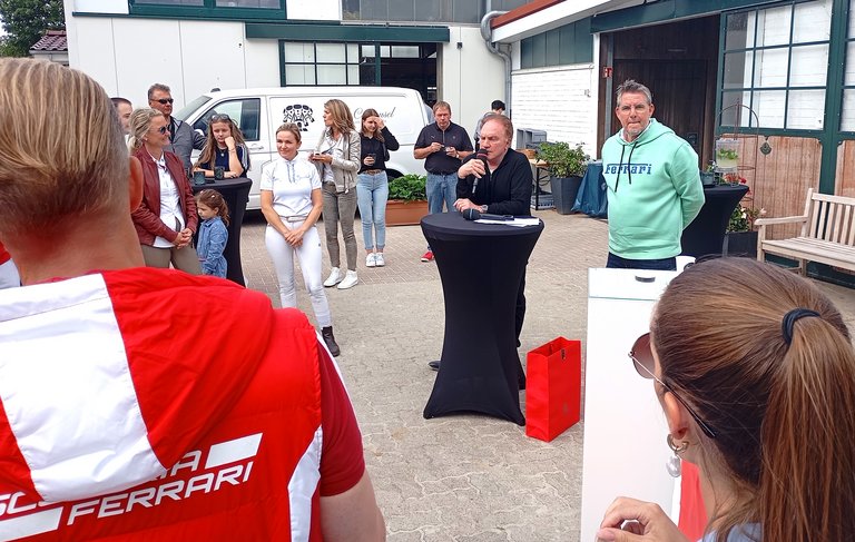 Gastgeber Herbert Ulonska (mi.) und der Bundesvorsitzende des Ferrari-Club Deutschland, Walter Ben Dörrenberg (re.) konnten Ferraristi  aus ganz Norddeutschland in Klein Offenseth begrüßen. (Foto: VH)